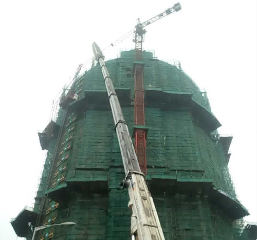 隰县吊车在工地上作业